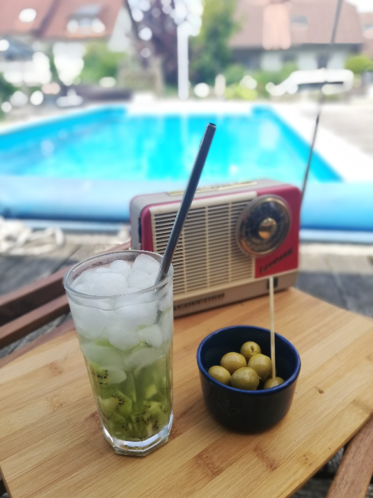 Probelauf am Pool, gemütlich mit Cocktail und Oliven 