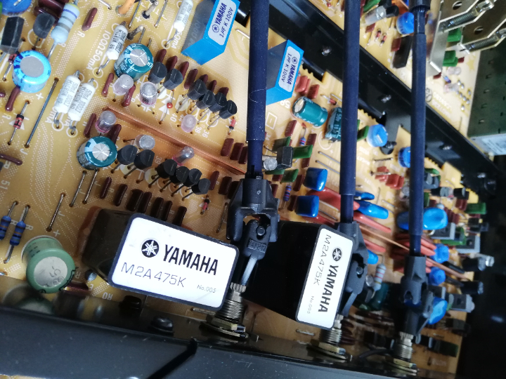 Innenleben mit originalen Audio-Kondensatoren von Yamaha 