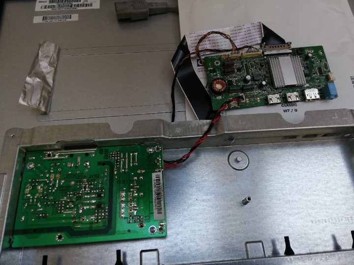 Die gesamte Elektronik, links der Netzteil und rechts das Mainboard .