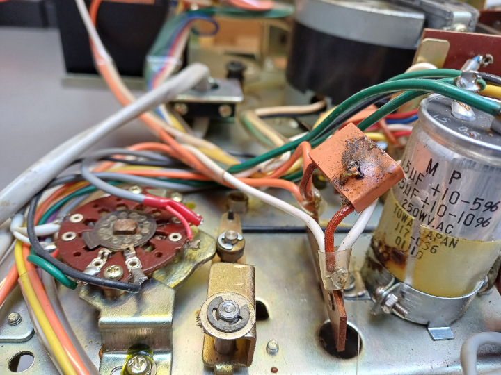 Geplatzter Netzkondensator Geplatzter Netzkondensator