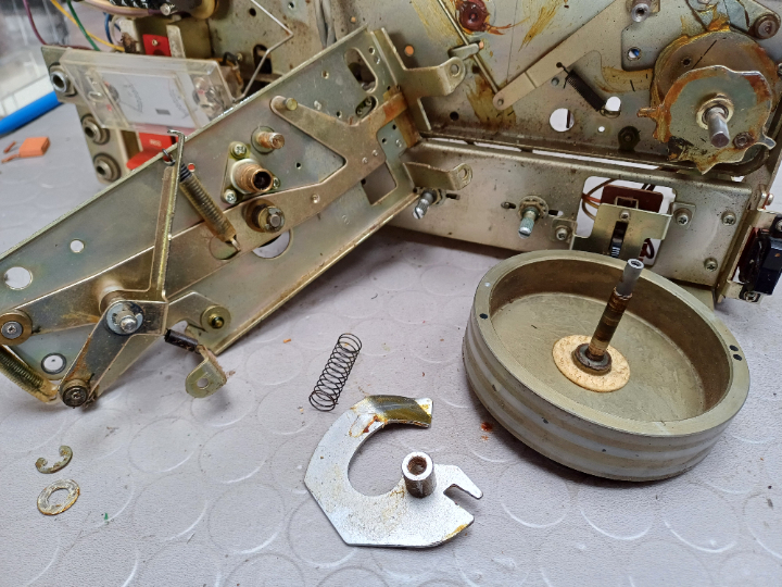 Mechanik zerlegt, zum Reinigen und neu fetten Mechanik zerlegt, zum Reinigen und neu fetten
