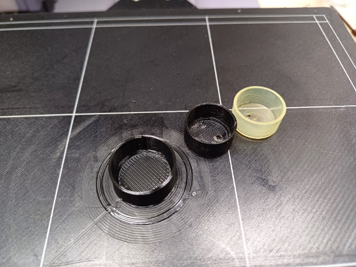 Fehlende Lagerschutzkappen am 3D Drucker nachgedruckt. Fehlende Lagerschutzkappen am 3D Drucker nachgedruckt.