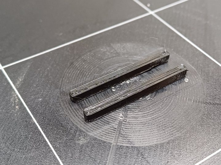 Kunststoffteile zur Reparatur der Gerätefront gedruckt Kunststoffteile zur Reparatur der Gerätefront gedruckt
