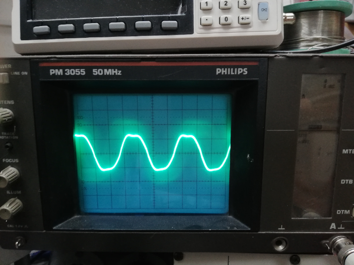 2,2 Volt mit 260kHz gemessen am Basslautsprecher ohne Eingangssignal (Reste der Trägerfrequenz der Class-D Endstufe).