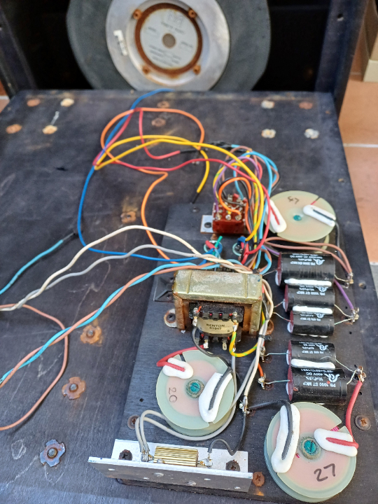 Frequenzweiche mit abgeklemmten Kabeln
