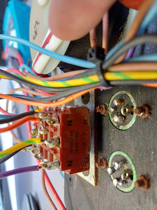 XLR Buchsen mit Grünspan und verrosteten Schrauben.