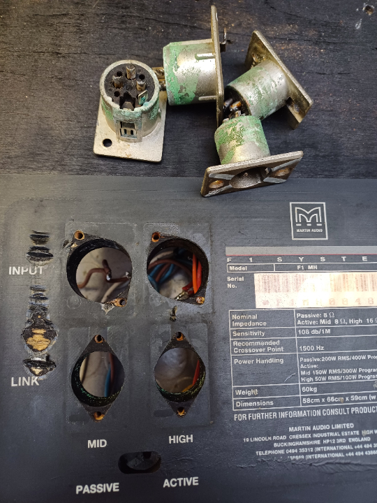 XLR-Buchsen ausgebaut.