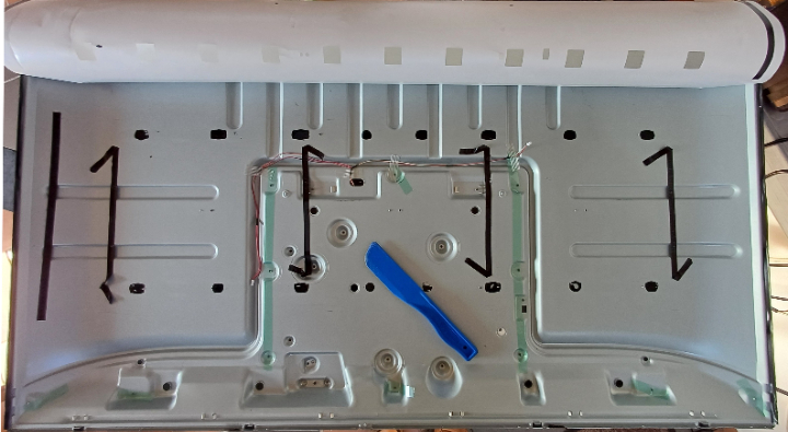 Defekte LED Backlightstreifen ausgebaut