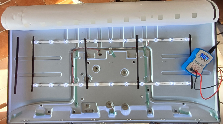 Neue LED Backlightstreifen eingebaut und vor dem Zusammenbau getestet.