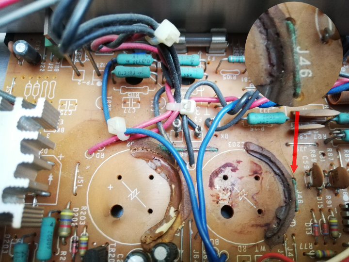 Durch den Kontaktkleber verursachte Oxidationen.