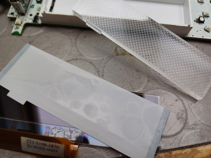 Display zur Reinigung zerlegt, deutlich sichtbare Flecken am Diffusor durch Ablagerungen von Kondensat.