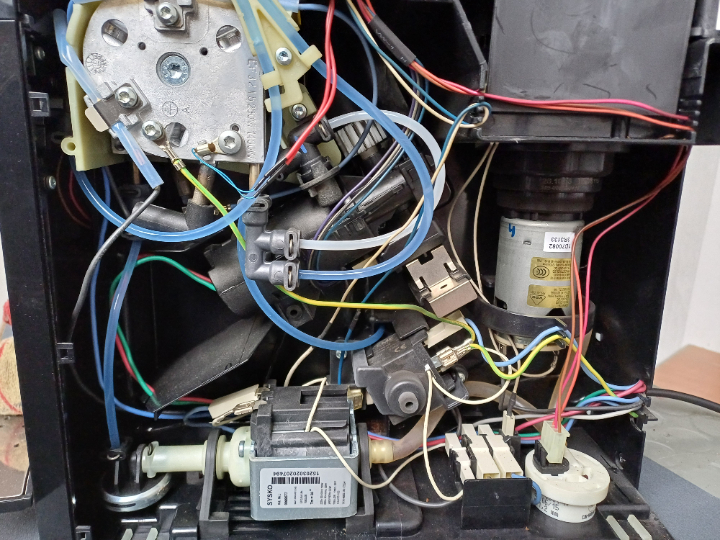 Pumpe, Heizung, Mahlwerk, Getriebemotor, ... alles übersichtlich und gut zugänglich angeordnet.
