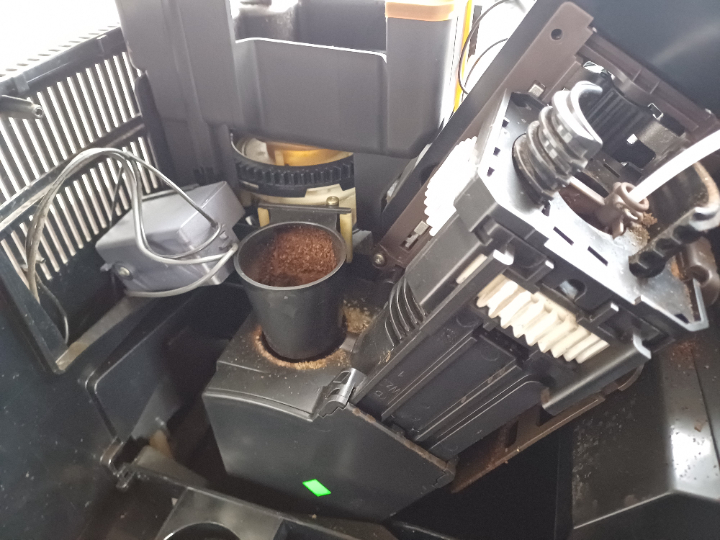 Brühgruppe mit üblichen Resten vom Kaffeepulver