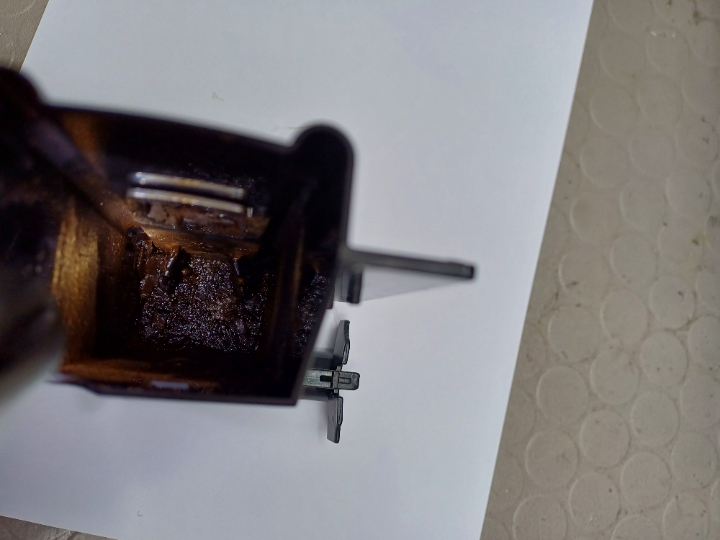Kaffeeauslauf, mit Ablagerungen und das trotz regelmäßig durchgeführtem Reinigungsprogramm