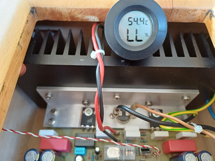 Betriebstemperatur rund 55°, durch einen Thermoschalter wird bei 70° abgeschaltet, da ist ein schlecht belüftetes Holzgehäuse nicht gerade die beste Wahl.