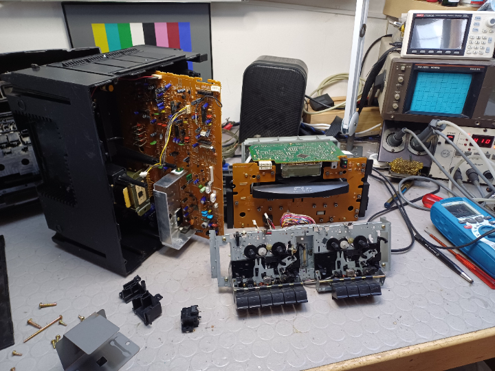 Zerlegter, um den Umschalter für Netz-Batteriebetrieb auszubauen.