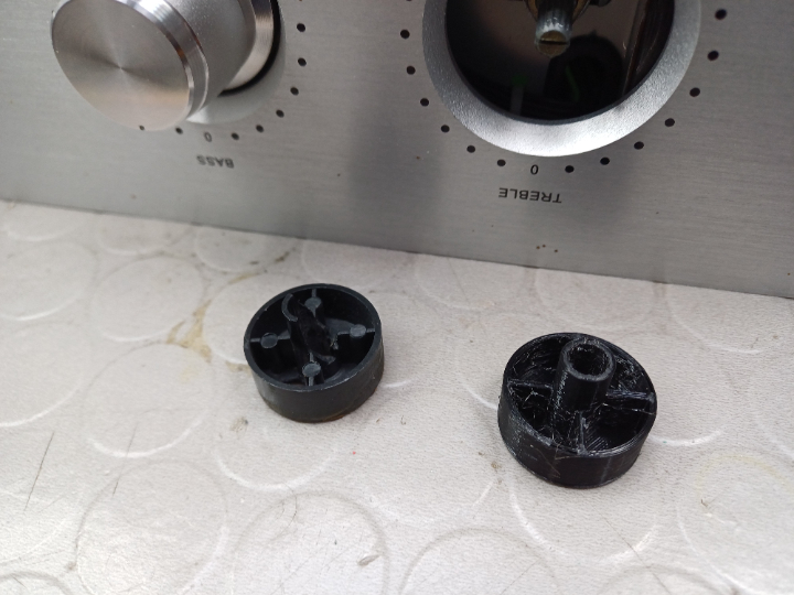 Gebrochener Kunststoffinnenteil eines Reglers und rechts der 3D-Nachdruck