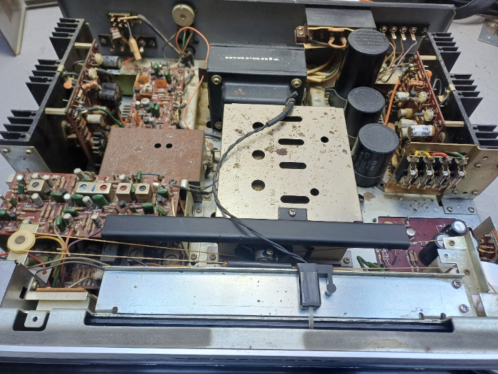 Viele rostige Stellen im Inneren, vor allem das Abschirmblech der FM-Detector Platine ist von einer gleichmäßigen Rostschicht überzogen.