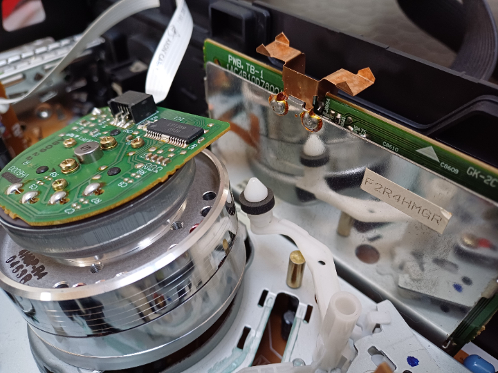 Alte Kopftrommel Reinigungsrolle, die nach vielen Jahren eher festklebt als zu reinigen. Alte Kopftrommel Reinigungsrolle, die nach vielen Jahren eher festklebt als zu reinigen.