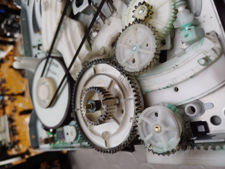 Laufwerksmechanik, wurde schon einmal zusätzlich geschmiert, erkennbar an den verschiedenen Fahren des Schmiermittels. Laufwerksmechanik, wurde schon einmal zusätzlich geschmiert, erkennbar an den verschiedenen Fahren des Schmiermittels.