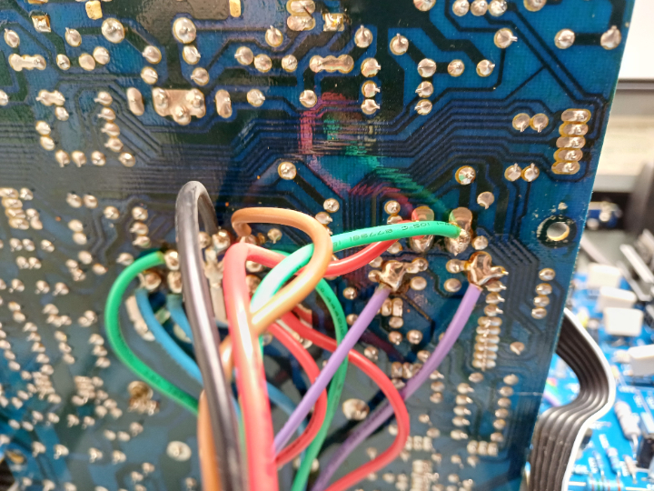 Die Verkabelung hätte NAD sicher schöner lösen können, aber sieht ja keiner.