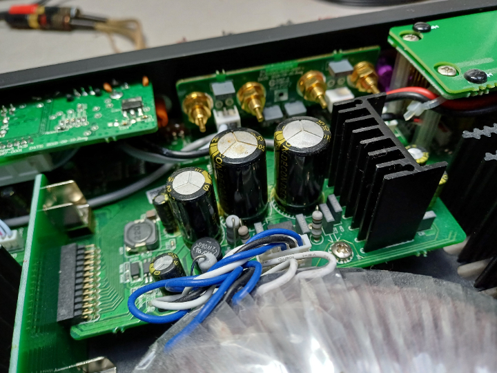 Leicht geblähte Elektrolytkondensatoren im Netzteil, oder angesagt der Ursprung der vom Kunden beobachteten, mit Zischgeräusch abgegebenen Rauchzeichen. Leicht geblähte Elektrolytkondensatoren im Netzteil, oder angesagt der Ursprung der vom Kunden beobachteten, mit Zischgeräusch abgegebenen Rauchzeichen.