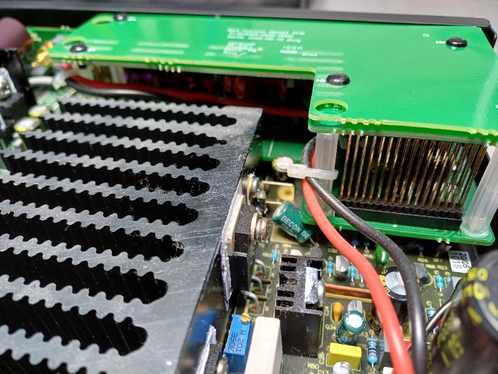 Was ist da passiert, wurden die einzelnen Platinen in getrennten Abteilungen entwickelt oder sollte das Gerät ursprünglich doch etwas höher werden oder warum wurde der grüne Elko in der Bildmitte so verbaut? Was ist da passiert, wurden die einzelnen Platinen in getrennten Abteilungen entwickelt oder sollte das Gerät ursprünglich doch etwas höher werden oder warum wurde der grüne Elko in der Bildmitte so verbaut?