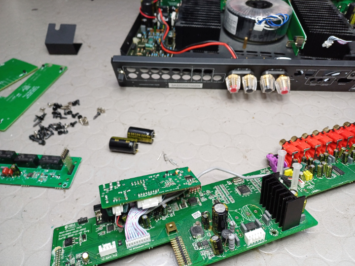 Direkte Steckverbindungen zwischen den meisten Platinen Direkte Steckverbindungen zwischen den meisten Platinen