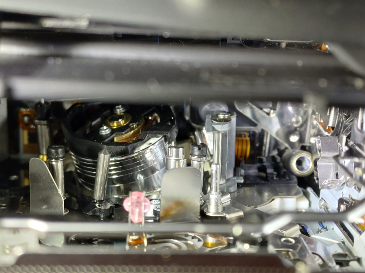 Die herausgefallene Andruckrolle lag zum Glück noch im Laufwerk.