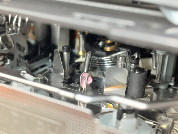 Andruckrolle eingebaut und mit dem ausgedruckten Kunststoffteil befestigt. 