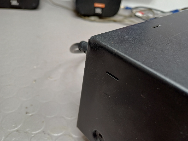 Kleine Delle hinten links am Gehäuse war laut Kunde vor dem Versand noch nicht da, dafür wäre etwas mehr Füllmaterial oder ein etwas kleinerer Karton für den Versand nicht schlecht gewesen.