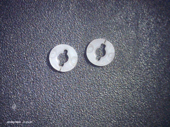 Kunststoff Sprengringe, mit Sprung. Original nicht mehr lieferbar, heute mit dem 3D Drucker aber kein Problem.