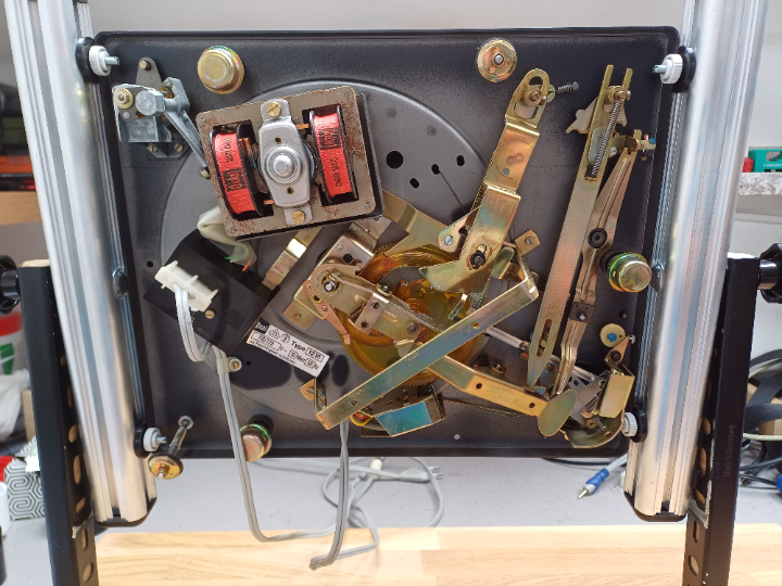 Unterseite mit Mechanik, aufgebockt.
