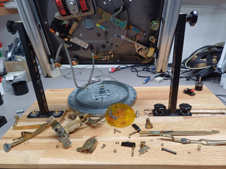 Komplette Mechanik zur Reinigung zerlegt.