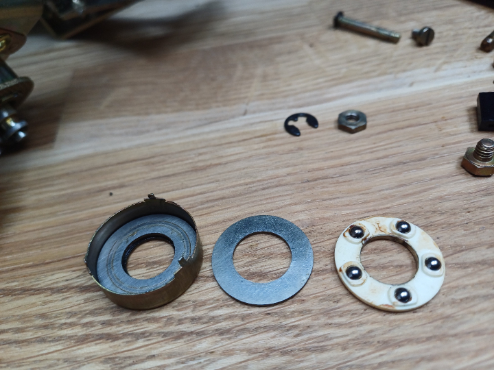 Kugellager vom Plattenteller, zerlegt zur Reinigung bzw. zum Service.