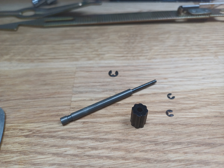 Tonarmlift ausgebaut zur Reinigung, kaum sichtbar der Riss im Kunststoff der Stellhülse, durch 3D Druck leicht zu ersetzt.