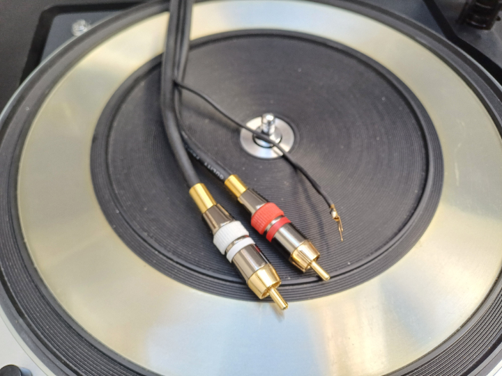 Altes Anschlusskabel mit DIN Stecker wurde durch hochwertiges Kabel mit Cinch Stecker ersetzt.