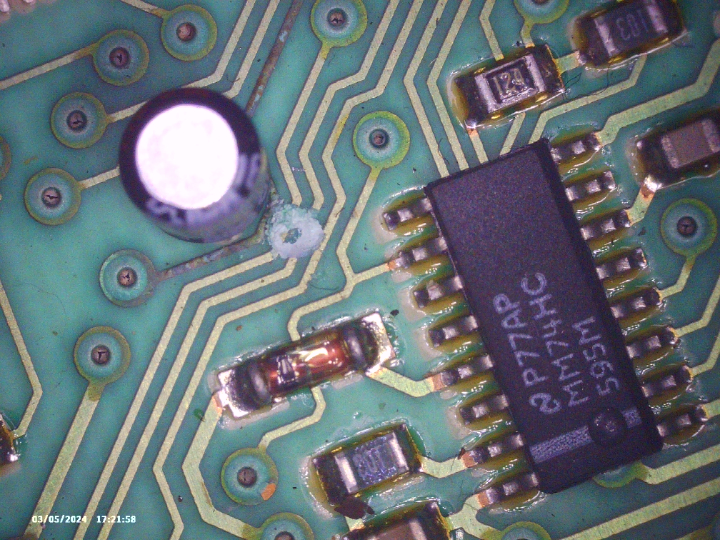 Unter dem Mikroskop deutlich sichtbar, ausgetretenes Elektrolyt