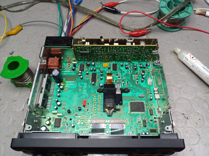 Defekten Elko entfernt, Leiterbahn von Elektrolyt gereinigt.