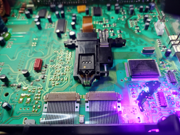 Unterbrochene Leitung repariert und mit Schutzlack versiegelt.