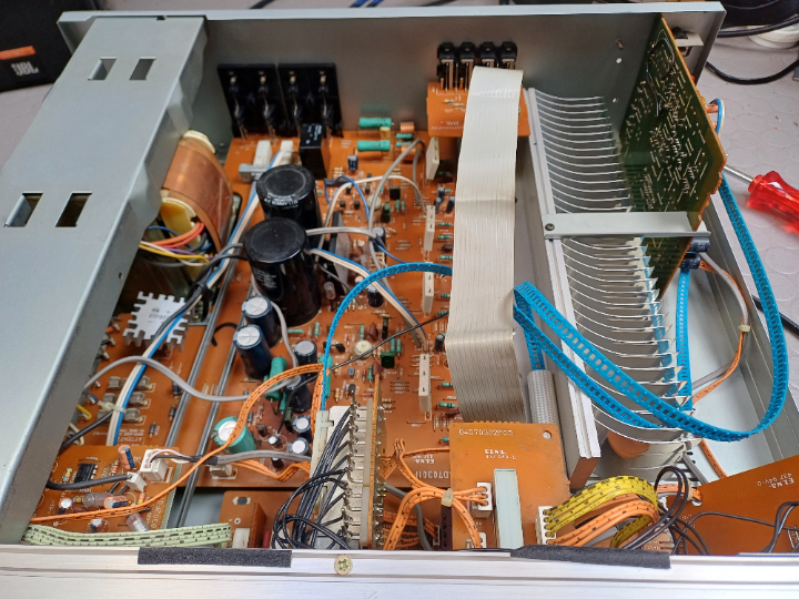 Innen auffällig die blauen Kabel (Flexwire) diese dienen zur mechanischen Bedienung der hinten im Gerät verbauten Schalter durch die an der Front verbauten Drehknöpfe.