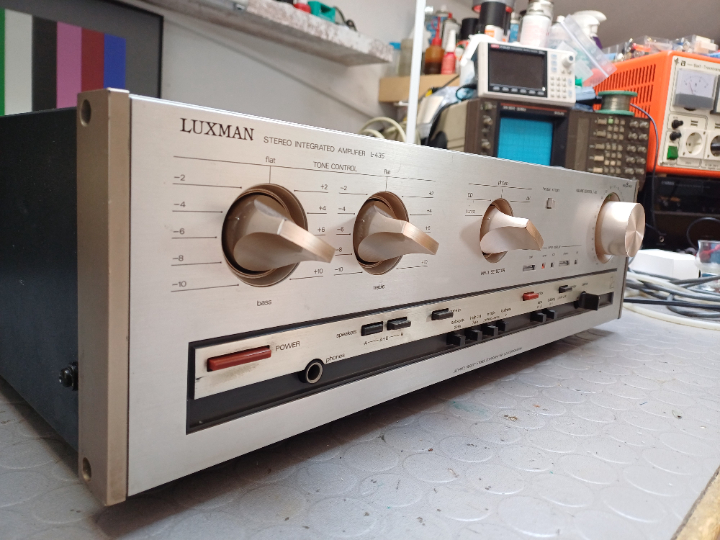 Gerätefront in gebürstetem champagnerfarben Aluminium