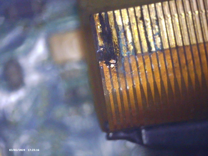 Nahaufnahme der Beschädigung am Flachbandkabel Nahaufnahme der Beschädigung am Flachbandkabel