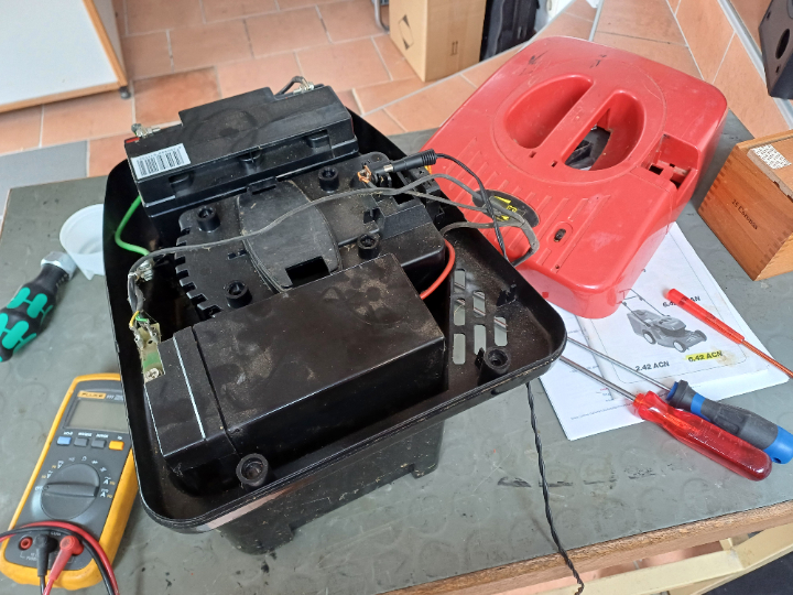 Akkupack mit zwei eingebauten Bleigelakkus, original mit jeweils 12V 12Ah Akkupack mit zwei eingebauten Bleigelakkus, original mit jeweils 12V 12Ah