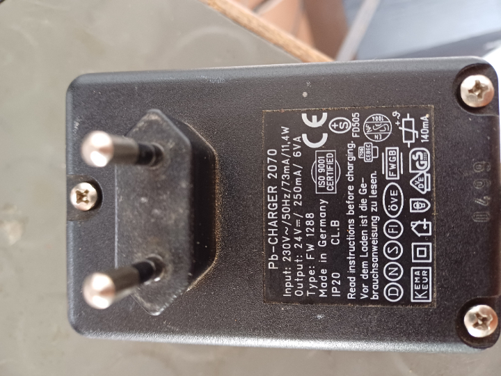 Originales Ladegerät mit 250mA Ladestrom Originales Ladegerät mit 250mA Ladestrom