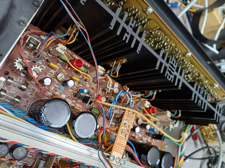 Neu eingebautes Lautsprecherrelais, technisch eventuell okay, aber eigentlich ein nogo.