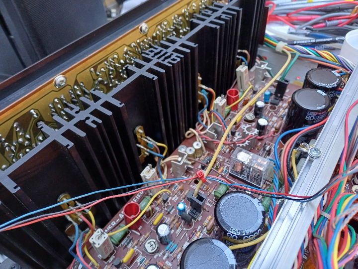 Relais eingebaut, wo es hingehört, auch wenn bei neuen Relais oft die Anschlussbelegung etwas anders ist, ist der dafür nötig Umbau schnell erlegt.