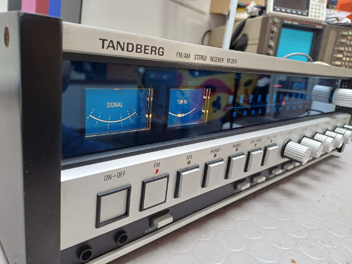 Gerätefront, wie bei den meisten Tandberg Geräten in Schwarz und Silber.