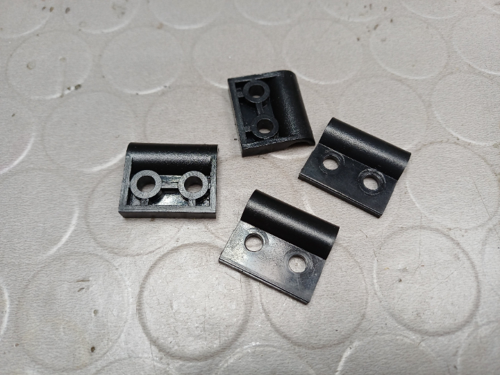 Gebrochene Kunststoff Halteklemmen der Geräteabdeckung Gebrochene Kunststoff Halteklemmen der Geräteabdeckung