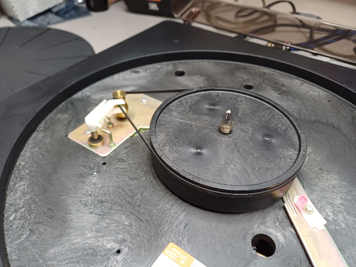 Riemenantrieb des Plattentellers Riemenantrieb des Plattentellers